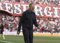 Joaquín Caparrós sobre el área técnica del Ramón Sánchez-Pizjuán en un partido. | Imagen: X.