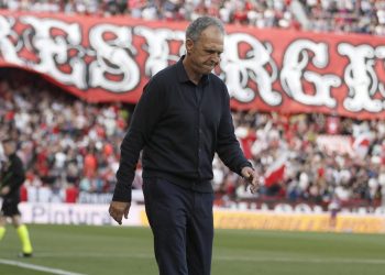 Joaquín Caparrós sobre el área técnica del Ramón Sánchez-Pizjuán en un partido. | Imagen: X.