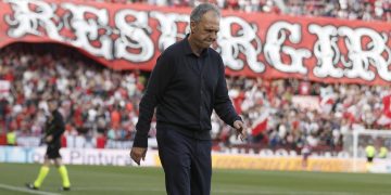Joaquín Caparrós sobre el área técnica del Ramón Sánchez-Pizjuán en un partido. | Imagen: X.