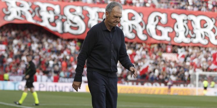 Joaquín Caparrós sobre el área técnica del Ramón Sánchez-Pizjuán en un partido. | Imagen: X.