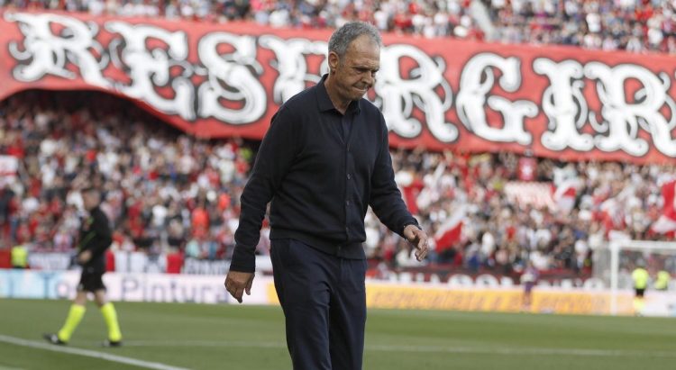 Joaquín Caparrós sobre el área técnica del Ramón Sánchez-Pizjuán en un partido. | Imagen: X.