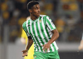 Junior Firpo defendiendo la camiseta del Real Betis. | Imagen: X.