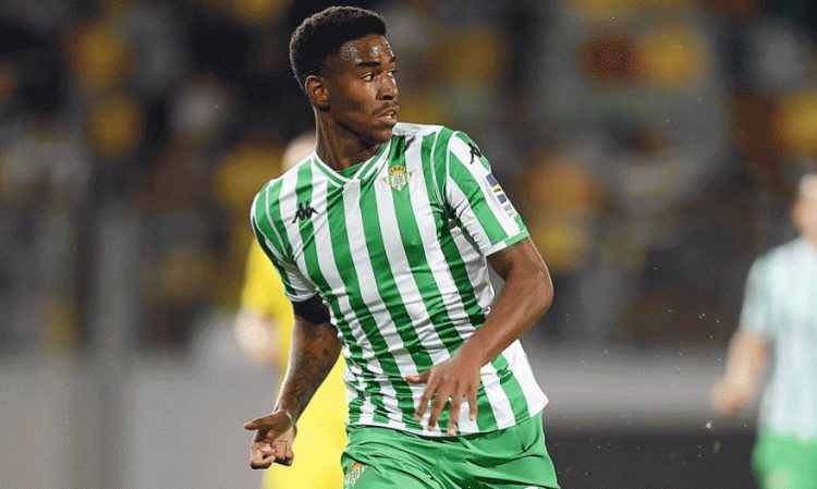 Junior Firpo defendiendo la camiseta del Real Betis. | Imagen: X.