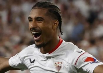 Loic Badé celebrando un gol con la camiseta del Sevilla FC. | Imagen: X.