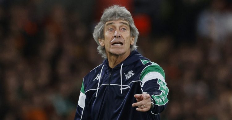 Manuel Pellegrini dirigiendo un partido con el Real Betis | Imagen: Perfil X @Ing_Pellegrini
