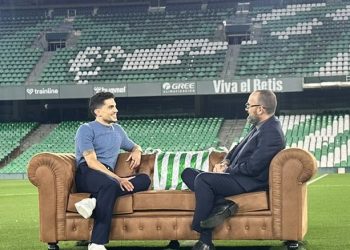 Marc Bartra charlando con Risto Mejide sobre el césped del Benito Villamarín | Imagen: Perfil X @MarcBartra.