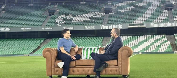 Marc Bartra charlando con Risto Mejide sobre el césped del Benito Villamarín | Imagen: Perfil X @MarcBartra.