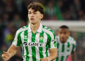 Mateo Flores defendiendo la camiseta del Betis en un partido de la Conference League. | Imagen: X.