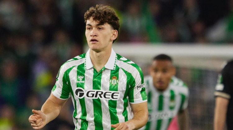 Mateo Flores defendiendo la camiseta del Betis en un partido de la Conference League. | Imagen: X.