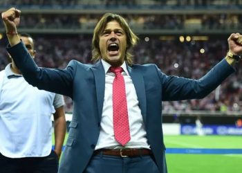 Matías Almeyda celebrando como entrenador en un partido de fútbol. | Imagen: X.