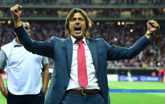 Matías Almeyda celebrando como entrenador en un partido de fútbol. | Imagen: X.