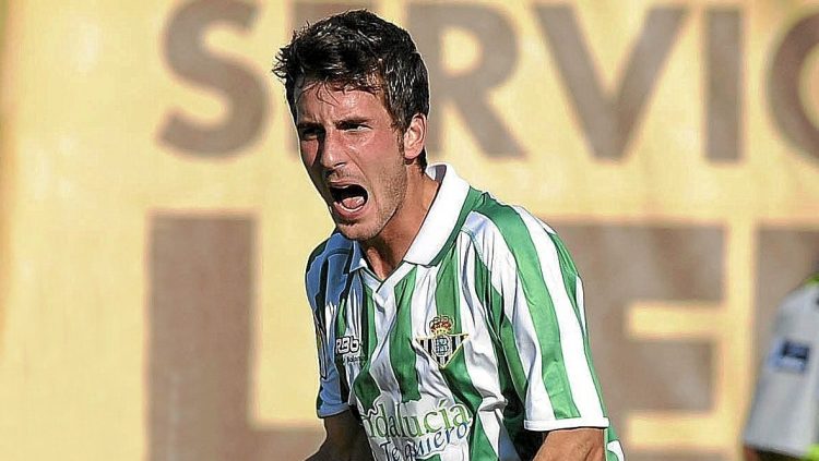 Miki Roqué disputando un partido con el Real Betis. | Imagen: X.