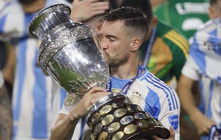 Nicolás Tagliafico celebrando la Copa América conseguida con la Selección Argentina. | Imagen: X.