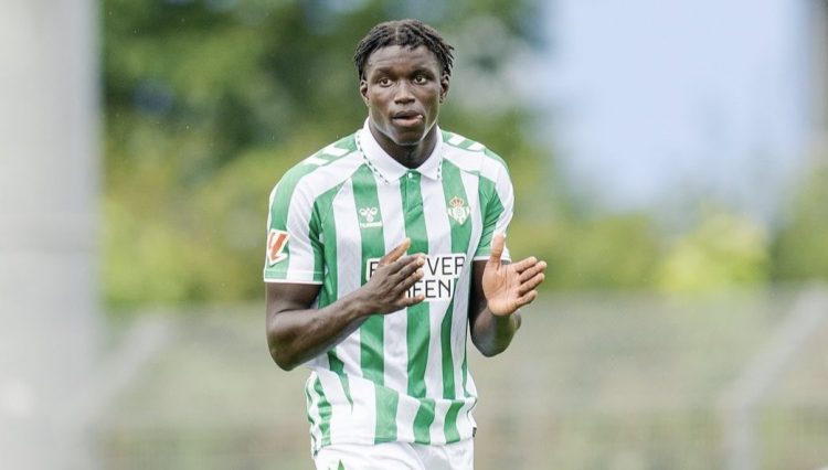 Nobel Mendy defendiendo la camiseta del Real Betis. | Imagen: Perfil de X @ZonaMixta__