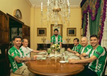 Rubén Castro, José Ramón Esnaola, Rafael Gordillo, Julio Cardeñosa, Joaquín Sánchez e Isco Alarcón posando con la nueva camiseta del Real Betis. | Imagen: Perfil de X @RealBetis.