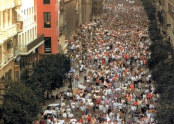 Aficionados del Sevilla FC se manifiestan por las calles de la ciudad en el año 1995. | Imagen: X.