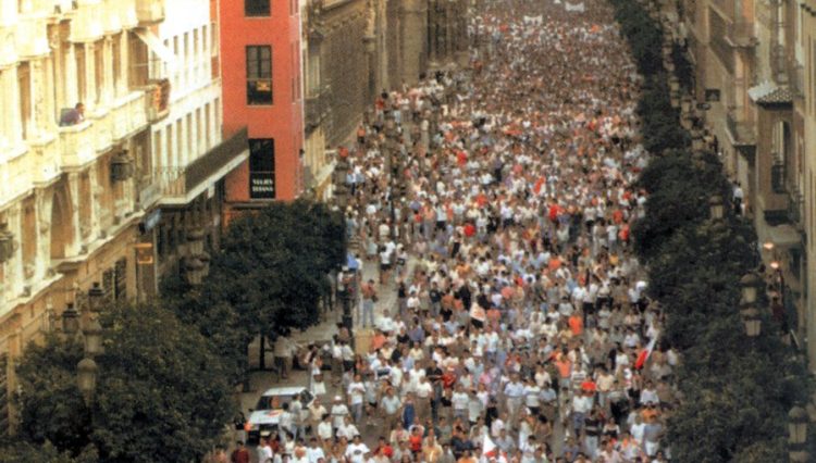 Aficionados del Sevilla FC se manifiestan por las calles de la ciudad en el año 1995. | Imagen: X.