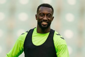 Sabaly realizando una sesión de entrenamiento con el Real Betis. | Imagen: Perfil X @RealBetis.