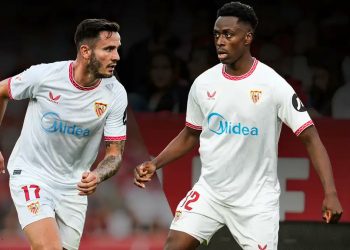 Saúl Ñíguez y Sambi Lokonga vistiendo la camiseta del Sevilla FC. | Imagen: X.