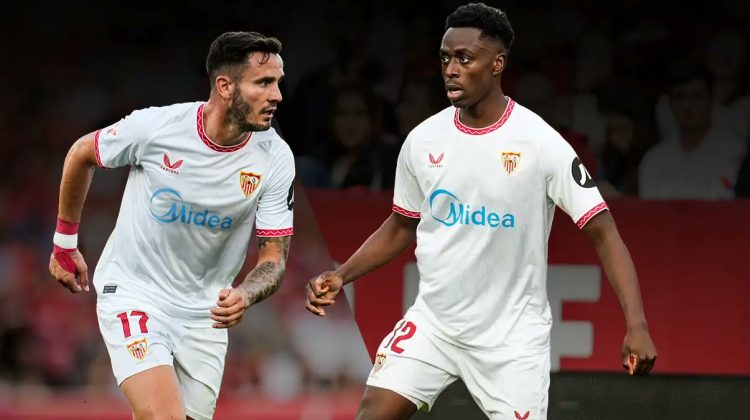 Saúl Ñíguez y Sambi Lokonga vistiendo la camiseta del Sevilla FC. | Imagen: X.