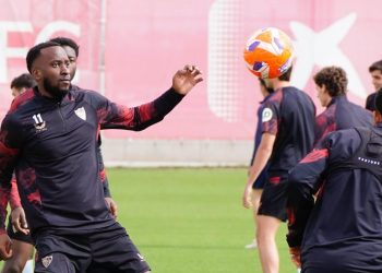 Jugadores del Sevilla FC realizando una sesión de entrenamiento en la ciudad deportiva. | Imagen: Perfil de X @SevillaFC.