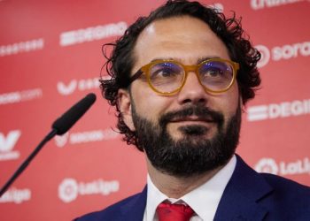 Víctor Orta en una rueda de prensa del Sevilla FC. | Imagen: X