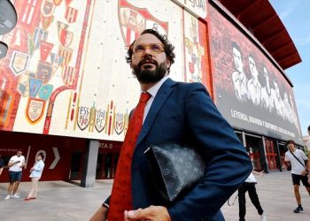 Víctor Orta en los aledaños del Ramón Sánchez-Pizjuán. | Imagen: X