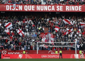 Afición del Sevilla en la despedida de Jesús Navás. | Imagen: X.
