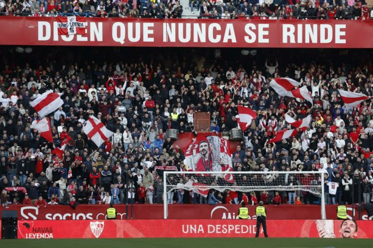 Afición del Sevilla en la despedida de Jesús Navás. | Imagen: X.