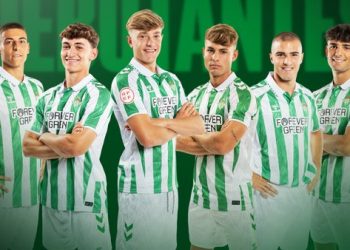 Pablo García, Jesús Rodríguez, Ángel Ortiz, Sergio Arribas, Mateo Flores y Carlos Guirao posando con la camiseta del Real Betis. | Imagen: Perfil de X @RBetisCantera.