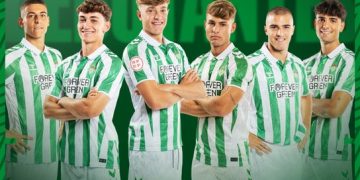 Pablo García, Jesús Rodríguez, Ángel Ortiz, Sergio Arribas, Mateo Flores y Carlos Guirao posando con la camiseta del Real Betis. | Imagen: Perfil de X @RBetisCantera.