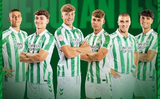 Pablo García, Jesús Rodríguez, Ángel Ortiz, Sergio Arribas, Mateo Flores y Carlos Guirao posando con la camiseta del Real Betis. | Imagen: Perfil de X @RBetisCantera.