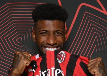 Emerson Royal, ex del Real Betis, posando con la camiseta del AC Milan. | Imagen: X.