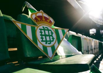 Escudo del Real Betis en un asiento del Benito Villamarín. | Imagen: Perfil de X @RealBetis.