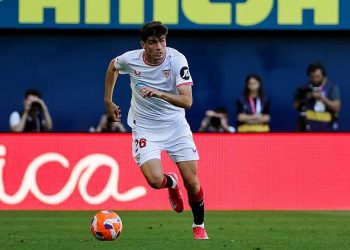 Juanlu Sánchez disputando un partido con el Sevilla FC. | Imagen: X.