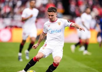 Adrià Pedrosa disputando un partido con el Sevilla FC. | Imagen: X.