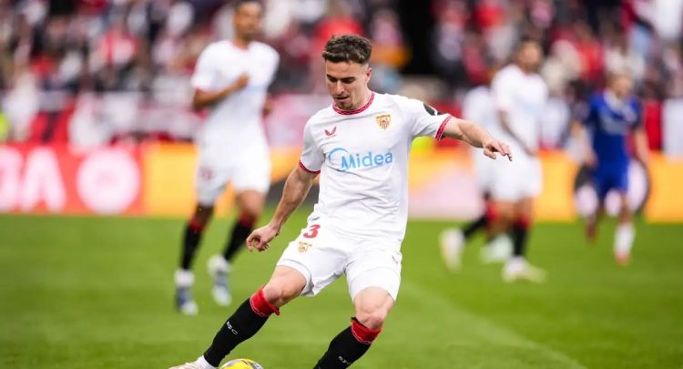 Adrià Pedrosa disputando un partido con el Sevilla FC. | Imagen: X.