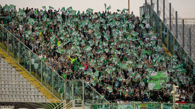 Aficionados béticos desplazados para ver el Fiorentina vs Real Betis de semifinales de la UEFA Conference League. | Imagen: Perfil de X @RealBetis.