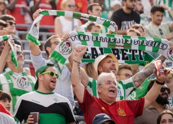 Aficionados del Real Betis animando a su equipo. | Página web Real Betis.