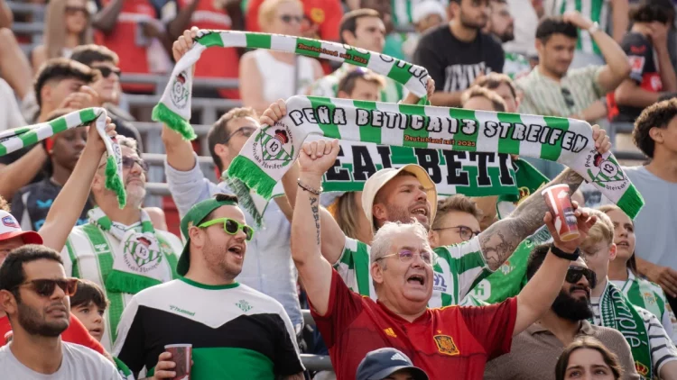 Aficionados del Real Betis animando a su equipo. | Página web Real Betis.