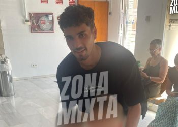 Álex Costa en la clínica de Sevilla en la que tuvo lugar el reconocimiento médico. | Imagen: Zona Mixta.