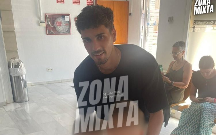 Álex Costa en la clínica de Sevilla en la que tuvo lugar el reconocimiento médico. | Imagen: Zona Mixta.