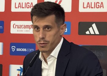 Alfon González en su presentación oficial como jugador del Sevilla FC. | Imagen: Perfil de X @ZonaMixta__