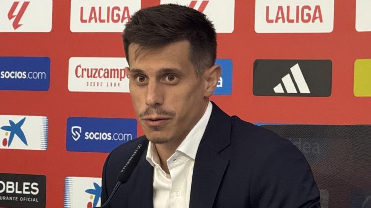 Alfon González en su presentación oficial como jugador del Sevilla FC. | Imagen: Perfil de X @ZonaMixta__