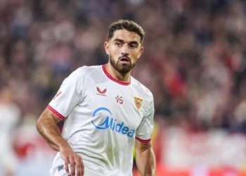 Álvaro García Pascual disputando un partido con el Sevilla FC. | Imagen: Perfil de X @ZonaMixta__