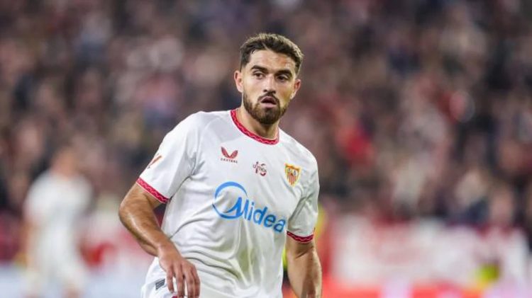 Álvaro García Pascual disputando un partido con el Sevilla FC. | Imagen: Perfil de X @ZonaMixta__