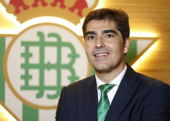 Ángel Haro, presidente del Real Betis, con el escudo del club detrás de él. | Imagen: X.