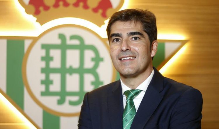 Ángel Haro, presidente del Real Betis, con el escudo del club detrás de él. | Imagen: X.