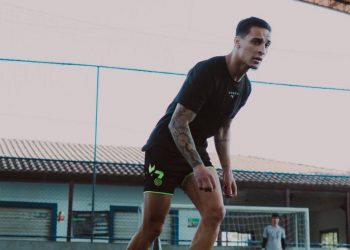 Antony ejercitándose durante sus vacaciones con los pantalones del Real Betis. | Imagen: X.