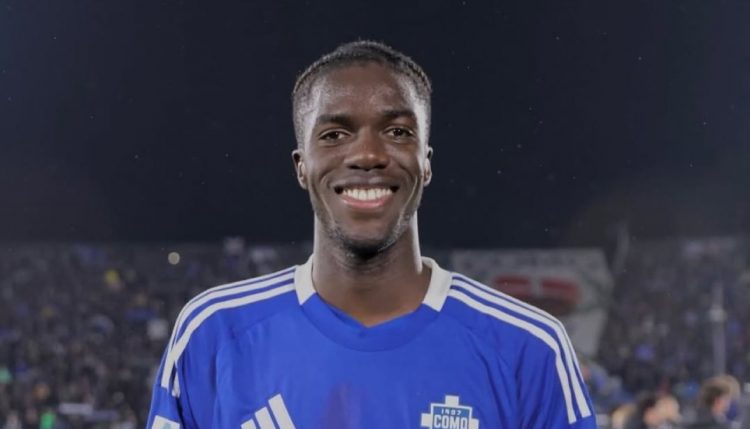 Assane Diao al finalizar un partido con el Como 1907. | Imagen: X.